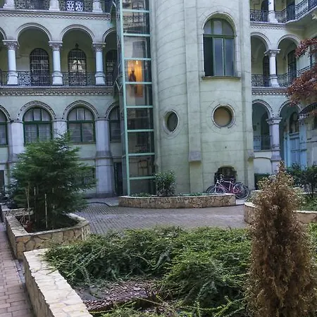 裁缝之家公寓 *